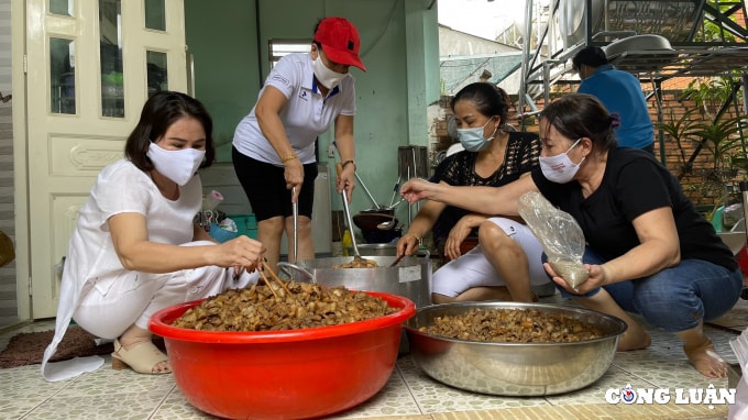 hang chuc nghin phan qua tiep suc cho nguoi dan ve que tranh dich hinh 1