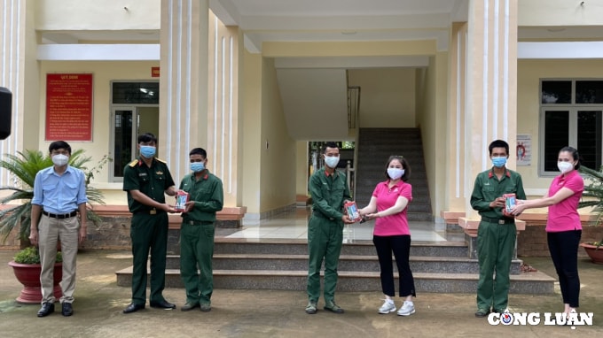 hang chuc nghin phan qua tiep suc cho nguoi dan ve que tranh dich hinh 2