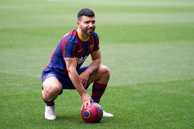 aguero ghi ban o tran dau khoac ao clb barca hinh 1