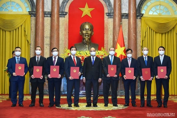 chu tich nuoc trao quyet dinh bo nhiem 8 dai su hinh 1