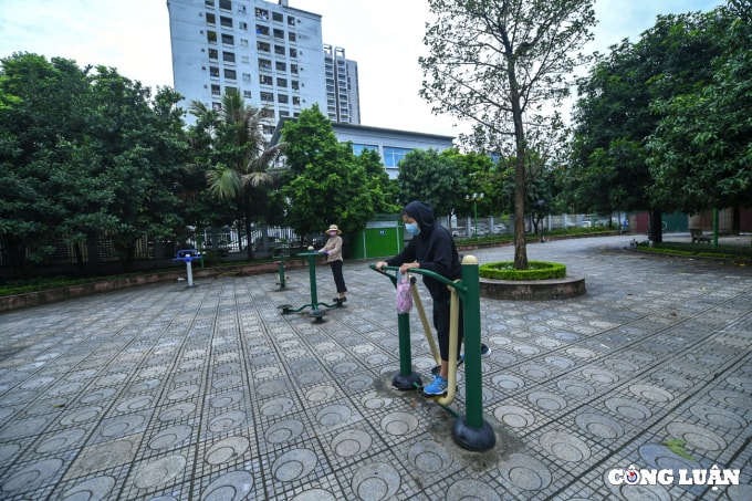 ha noi buoi sang dau tien cong vien mo cua tro lai vang ve nguoi dan den tap the duc hinh 8