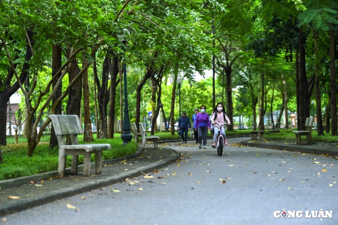 ha noi buoi sang dau tien cong vien mo cua tro lai vang ve nguoi dan den tap the duc hinh 3