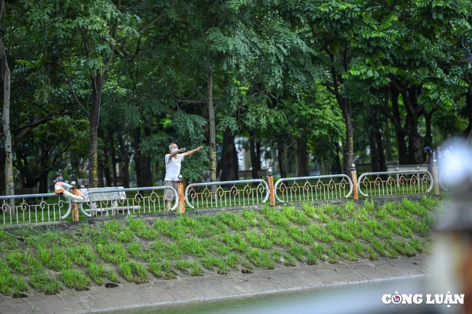 ha noi buoi sang dau tien cong vien mo cua tro lai vang ve nguoi dan den tap the duc hinh 10