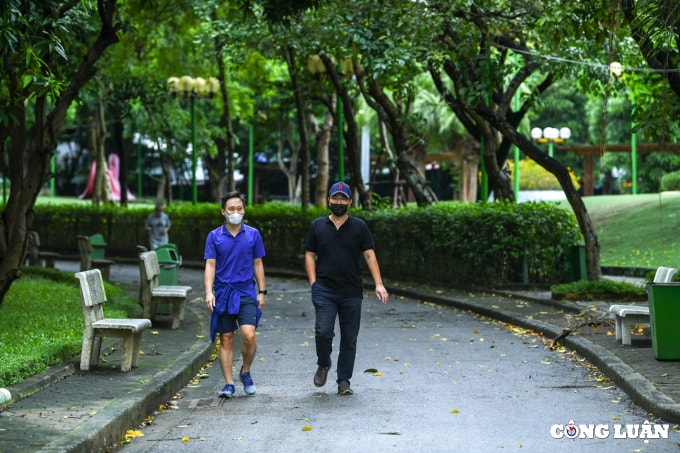 ha noi buoi sang dau tien cong vien mo cua tro lai vang ve nguoi dan den tap the duc hinh 11