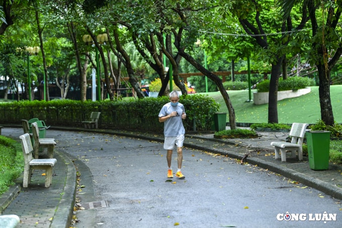 ha noi buoi sang dau tien cong vien mo cua tro lai vang ve nguoi dan den tap the duc hinh 4