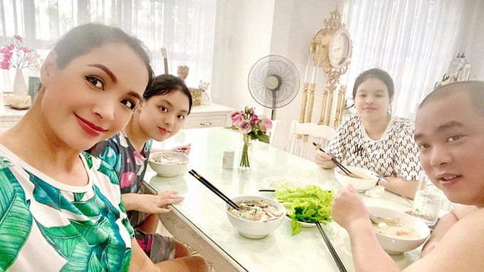 gia dinh thuy hanh tro ve nha sau gan 4 thang mac ket vi dich hinh 3