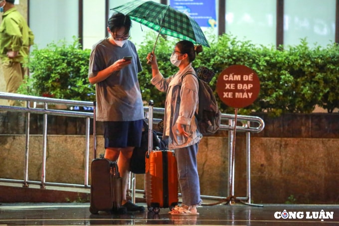 xuc dong hinh anh doan tau thong nhat dau tien tro ve ha noi sau 3 thang tam dung hinh 10
