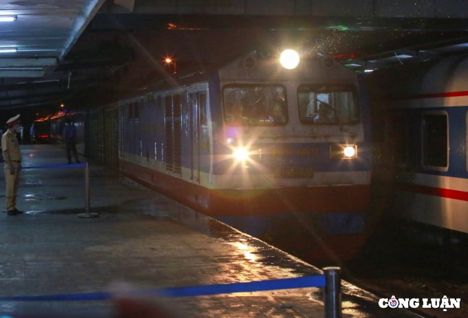 xuc dong hinh anh doan tau thong nhat dau tien tro ve ha noi sau 3 thang tam dung hinh 1