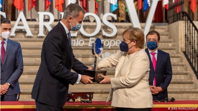 ba merkel nhan giai thuong carlos v cua tay ban nha hinh 1