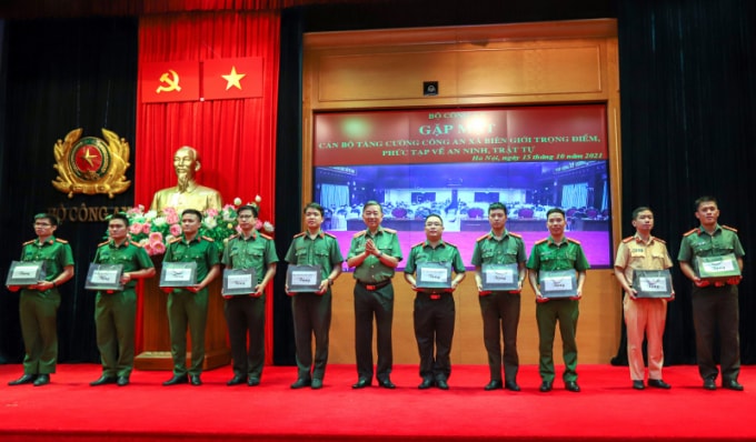 bo cong an tang cuong gan 400 can bo ve cac xa bien gioi trong diem hinh 2
