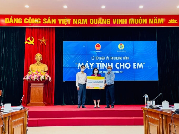 bo gd dt tiep nhan gan 90 ti dong dong gop cho chuong trinh may tinh cho em hinh 1