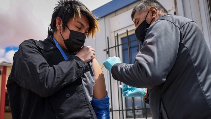 fda my khuyen tiem bo sung vaccine cua moderna cho nguoi co nguy co cao hinh 2
