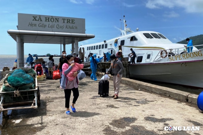 kien giang don gan 200 giao vien hoc sinh nguoi dan ket lai trong dat lien ve xa dao hinh 1