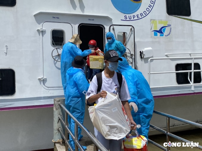 kien giang don gan 200 giao vien hoc sinh nguoi dan ket lai trong dat lien ve xa dao hinh 2
