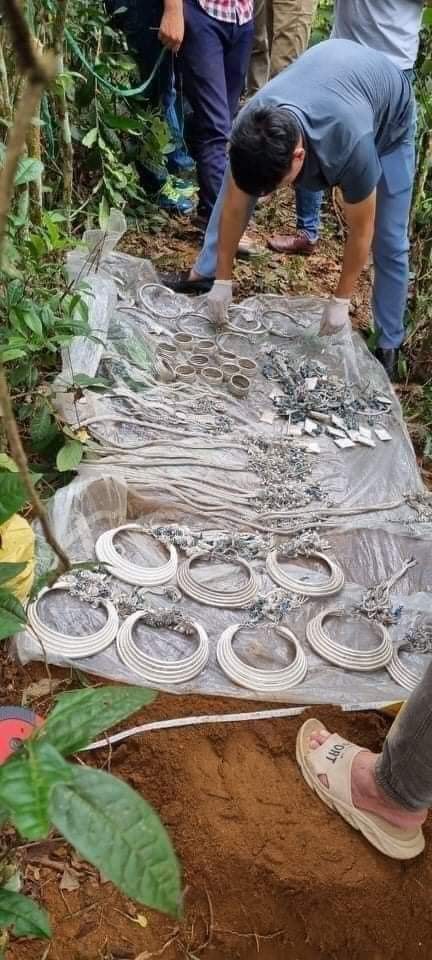 thay cung du 1 phu nu mang hon 15kg vang bac de giai han roi giet cuop hinh 2