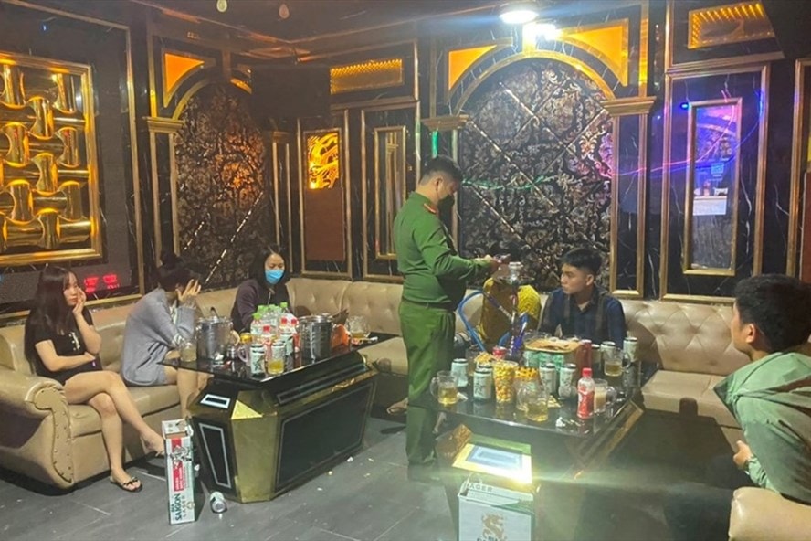 hai phong phat hien quan karaoe hoat dong chui don 17 khach hat giua mua dich hinh 1