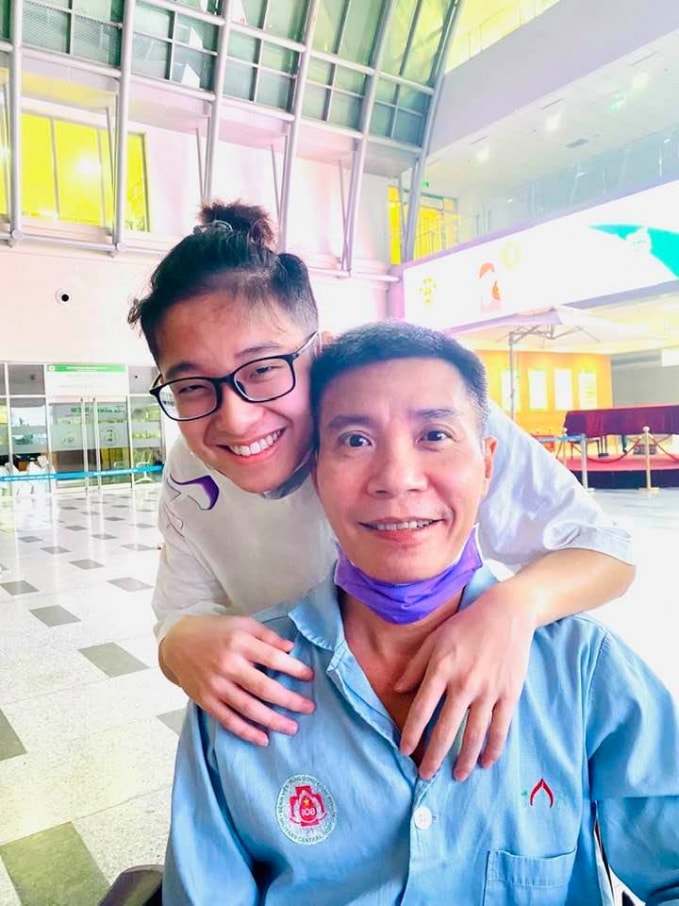 nsnd cong ly lan dau xuat hien ben gia dinh va dong nghiep sau 3 thang nhap vien hinh 2