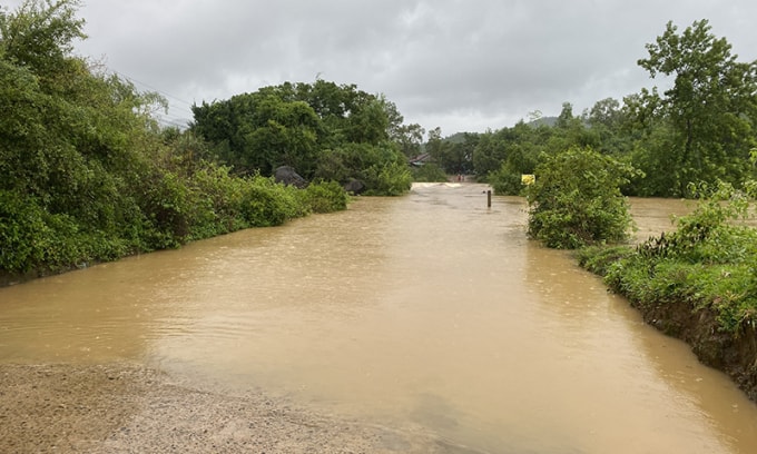 mua lon chia cat nhieu tuyen duong giao thong o quang binh hinh 1