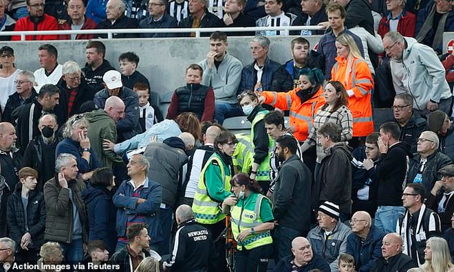 co dong vien bi ngung tim tran dau newcastle voi tottenham tam dung hinh 1