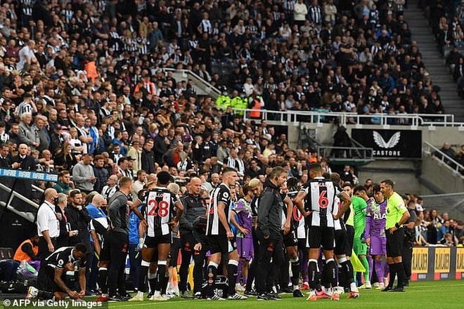 co dong vien bi ngung tim tran dau newcastle voi tottenham tam dung hinh 2