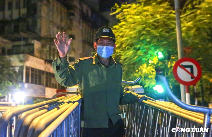ha noi go bo phong toa bv viet duc nguoi dan phat co reo ho chuc mung hinh 5