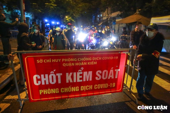 ha noi go bo phong toa bv viet duc nguoi dan phat co reo ho chuc mung hinh 1