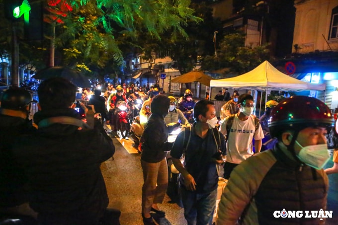 ha noi go bo phong toa bv viet duc nguoi dan phat co reo ho chuc mung hinh 9