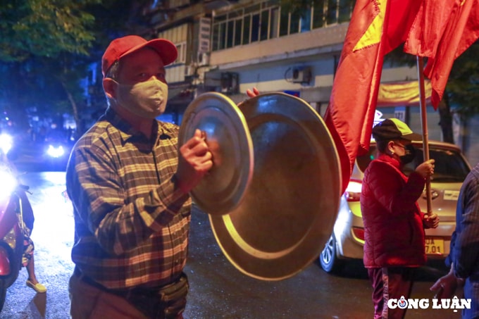 ha noi go bo phong toa bv viet duc nguoi dan phat co reo ho chuc mung hinh 8