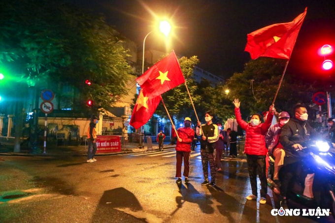 ha noi go bo phong toa bv viet duc nguoi dan phat co reo ho chuc mung hinh 6