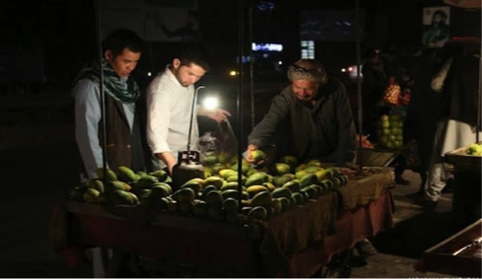 taliban khong tra tien dien afghanistan chim trong bong toi hinh 2
