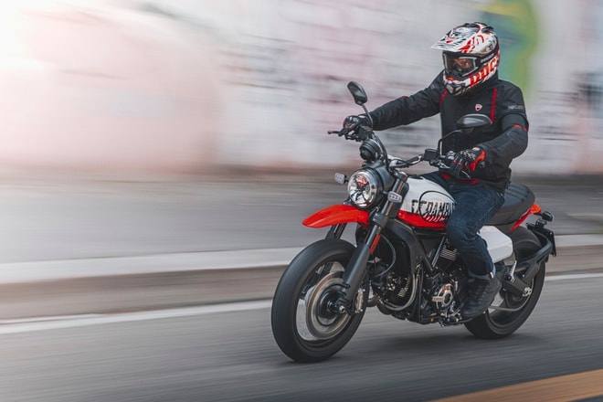 ducati scrambler urban motard phien ban tranh son duong pho ra mat hinh 1