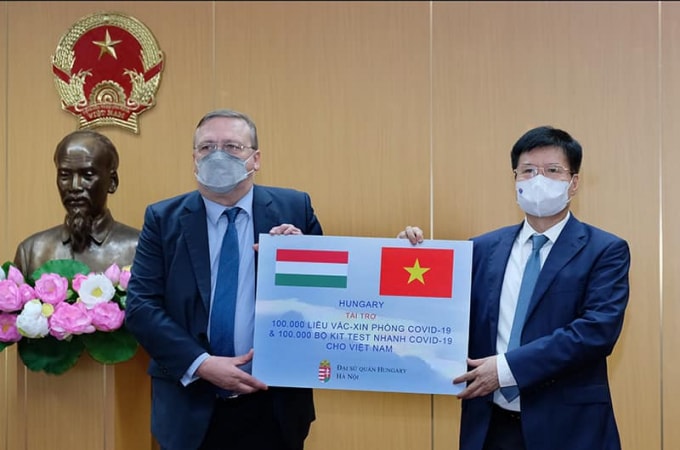 bo y te tiep nhan 100000 lieu vaccine covid 19 tu chinh phu hungary hinh 1