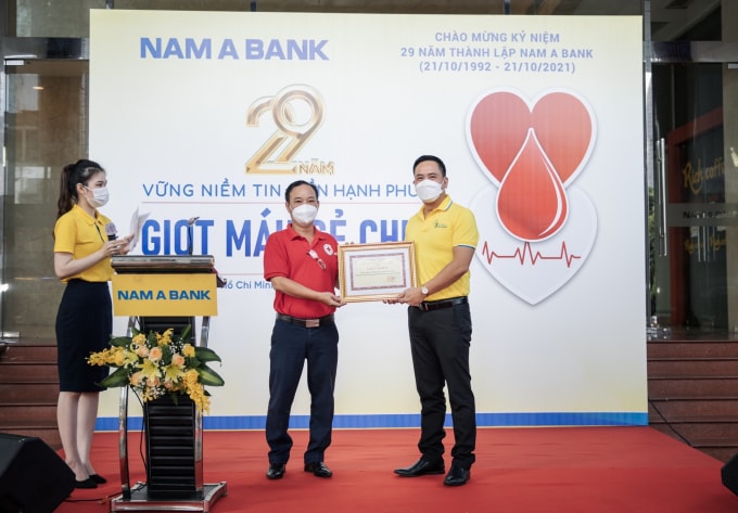 hanh trinh 10 nam hien mau cuu nguoi o mot ngan hang hinh 1
