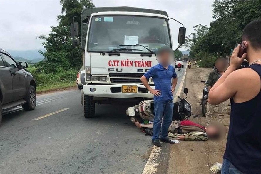 hoa binh va cham voi xe tai nguoi dan ong di xe may tu vong hinh 1