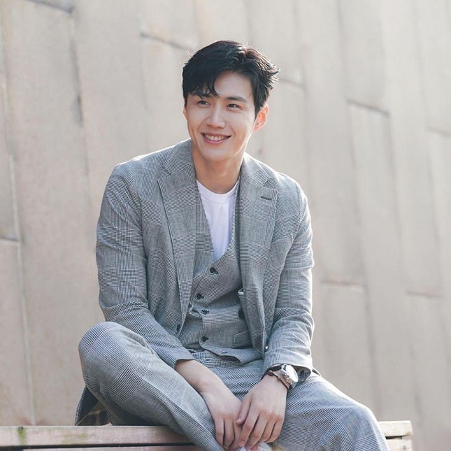 ban gai cu cua kim seon ho chap nhan loi xin loi hinh 1