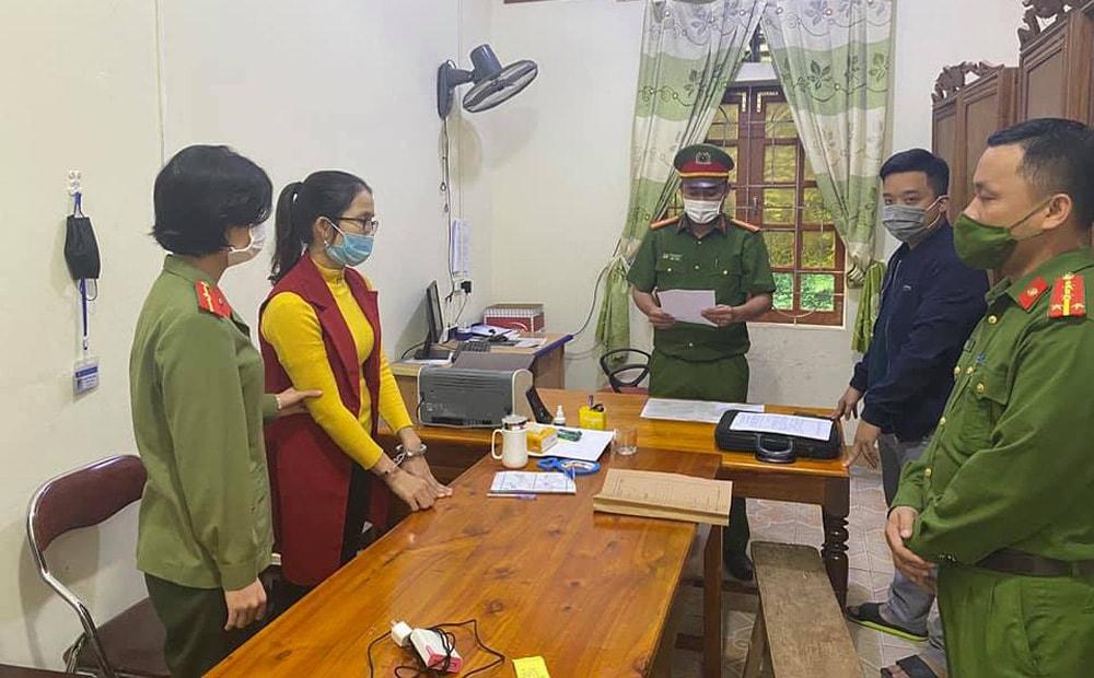 da co 4 nu can bo bi bat trong vu an chan tien ho tro bao lu o nghe an hinh 1