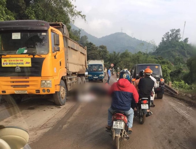 hoa binh tai nan tren quoc lo 6 khien mot nguoi tu vong giao thong un tac keo dai hinh 1