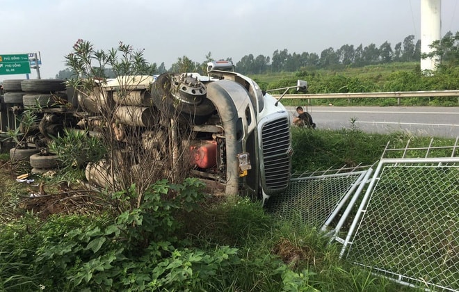lat xe container cao toc ha noi bac giang un tac nghiem trong hinh 1