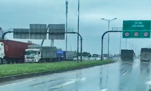 lat xe container cao toc ha noi bac giang un tac nghiem trong hinh 2
