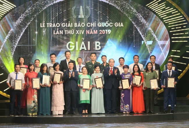 le trao giai bao chi quoc gia lan thu xv dam bao chat che khoa hoc tuan thu nghiem cac bien phap chong dich hinh 1
