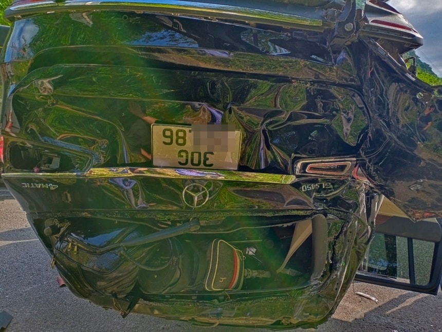 hoa binh xe mercedes gls 450 4matic lat ngua trong vu tai nan lien hoan hinh 2