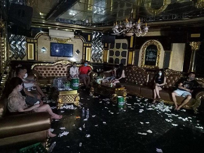 ca nhom nhan vien va khach trong quan karaoke xoa voi ma tuy hinh 1