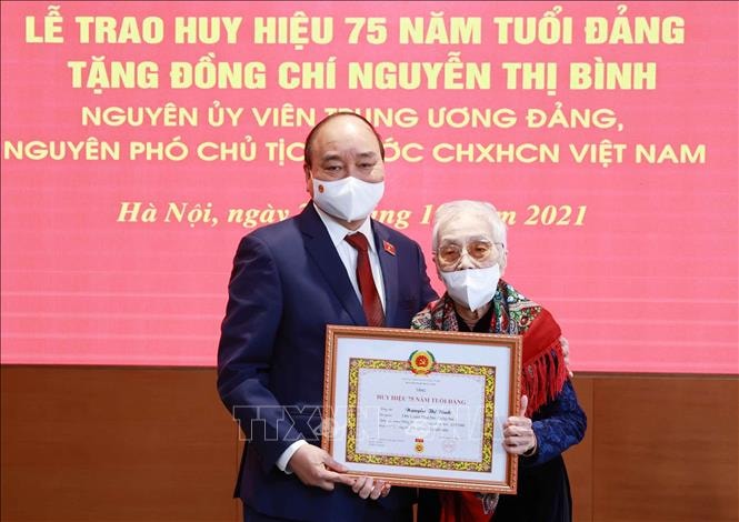 nguyen pho chu tich nuoc nguyen thi binh nhan huy hieu 75 nam tuoi dang hinh 1