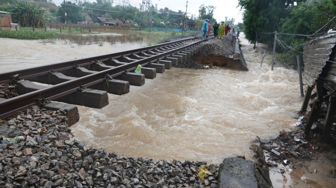 toi nay se thong tau duong sat bac nam doan qua quang nam quang ngai bi lu cuon troi hinh 1