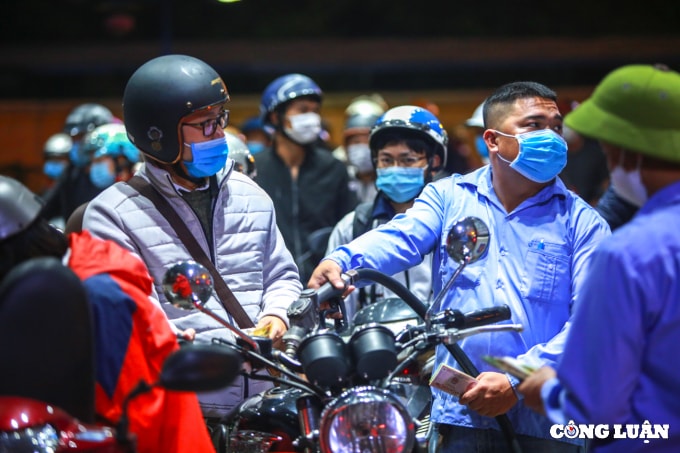 nguoi dan do xo di mua xang chat kin cac cay xang o ha noi hinh 5