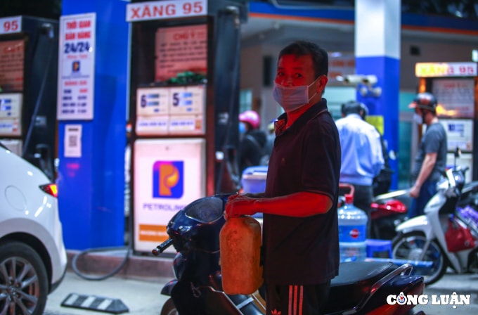 nguoi dan do xo di mua xang chat kin cac cay xang o ha noi hinh 8