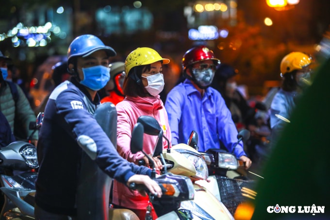 nguoi dan do xo di mua xang chat kin cac cay xang o ha noi hinh 4