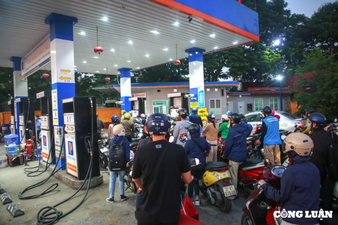 nguoi dan do xo di mua xang chat kin cac cay xang o ha noi hinh 2