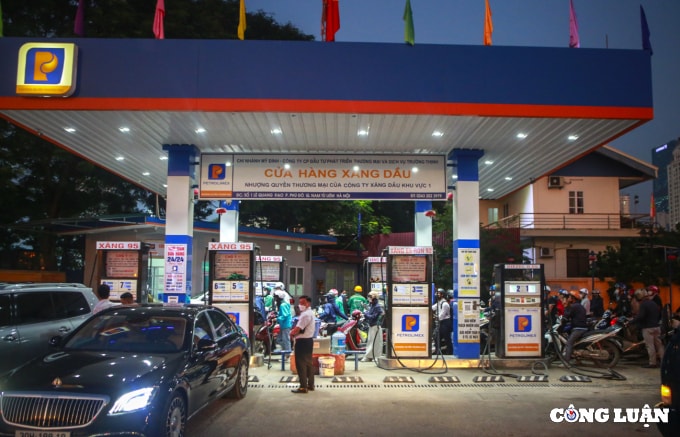 nguoi dan do xo di mua xang chat kin cac cay xang o ha noi hinh 1