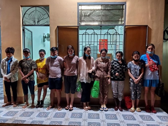 bat giu nhom nguoi dang thuc hien hanh vi xuat canh trai phep hinh 1